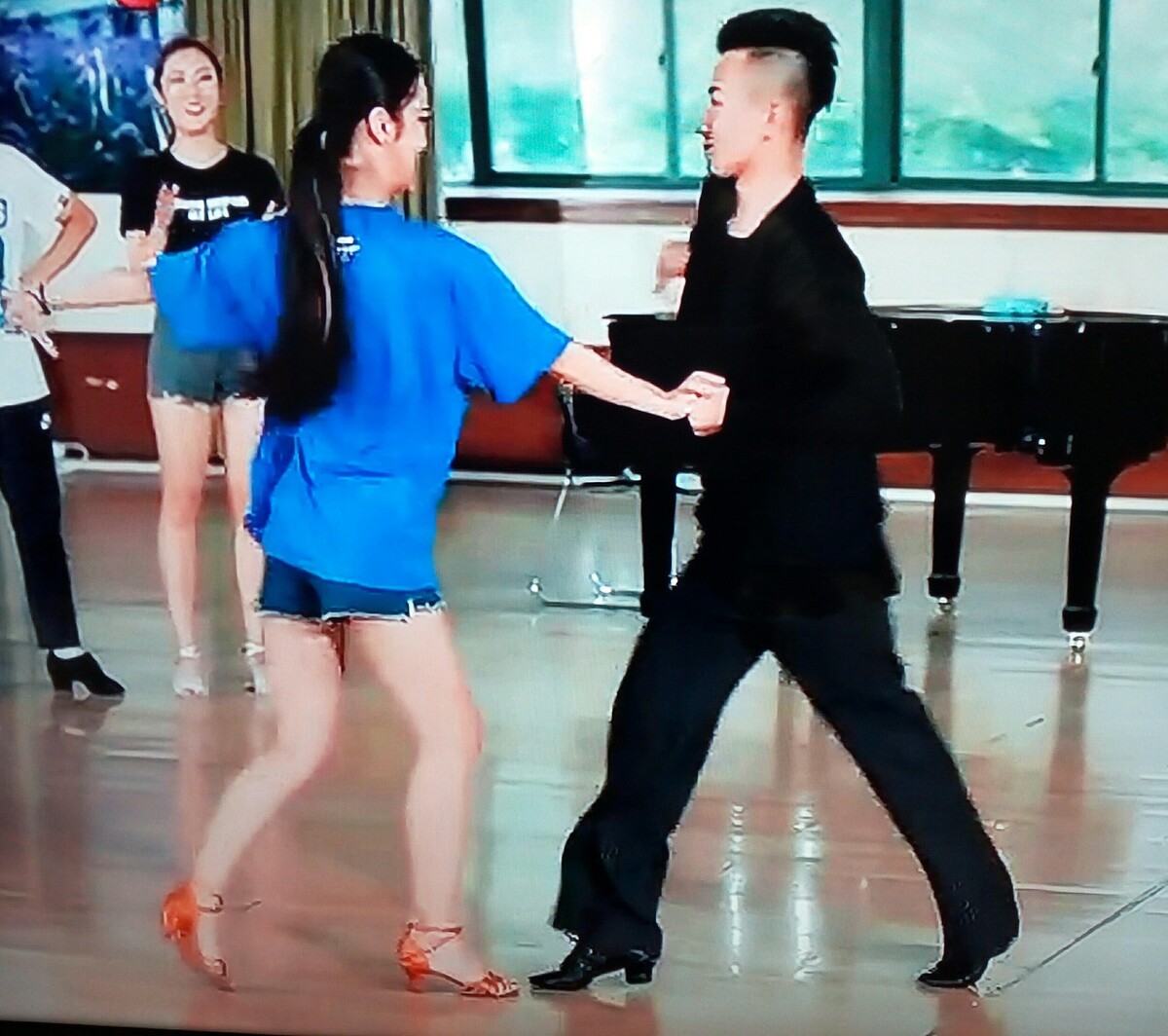 左手右手上的舞蹈视频教学