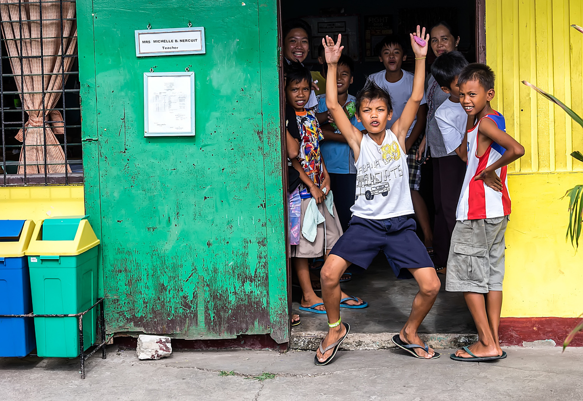 菲律宾小学的孩子,面对老外热情的欢迎 发布于  15年3月17日