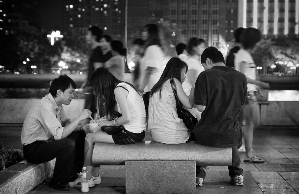 街头小景 br /> 广州 珠江边 人来人往 两对情侣挤在一张长椅上共享