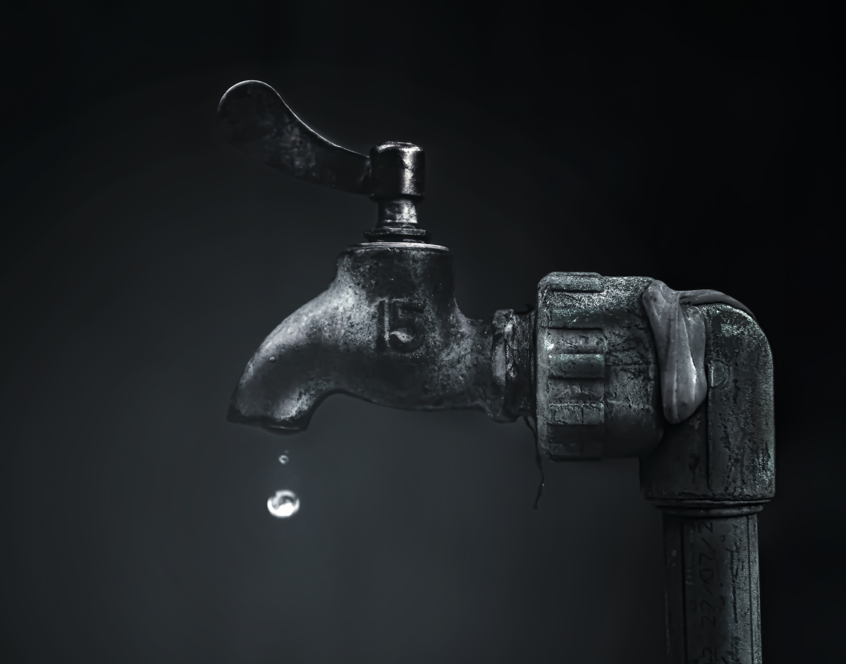 闲暇之余,突然想拍水龙头,然后打算修成黑白的总体效果,让人们