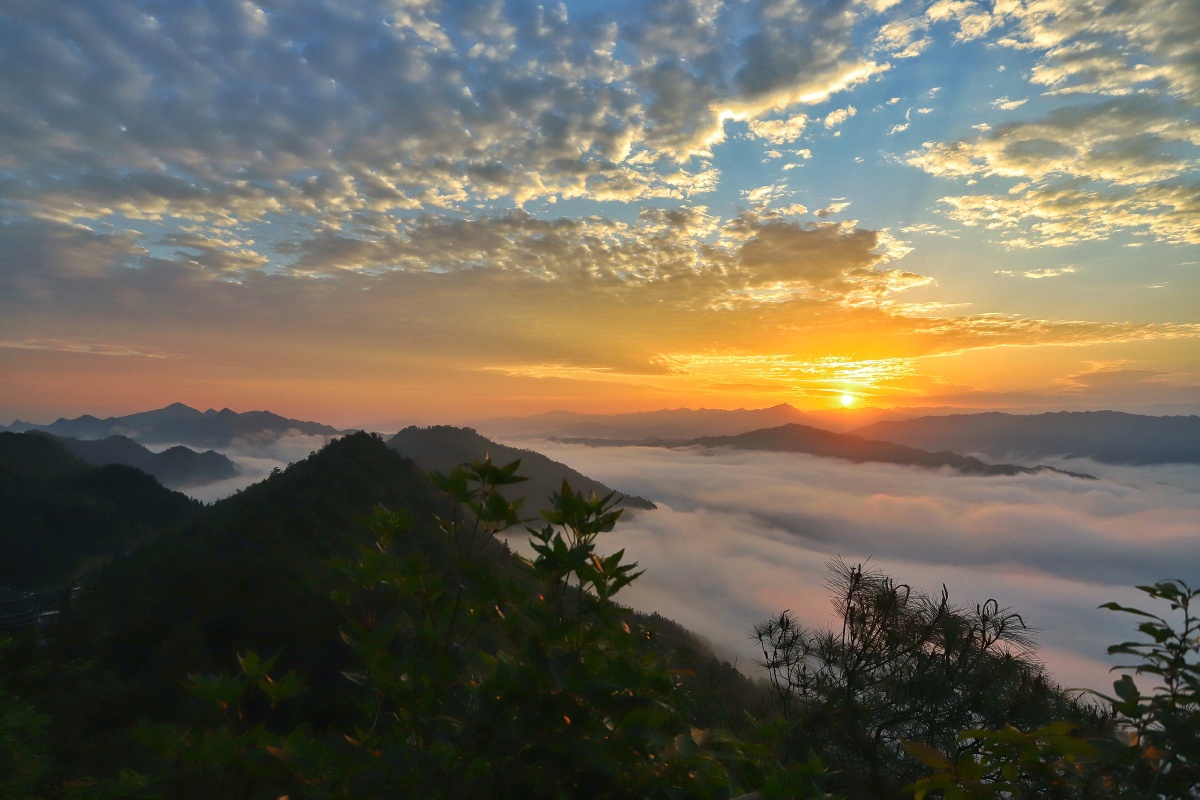 湖南溆浦穿岩山日出