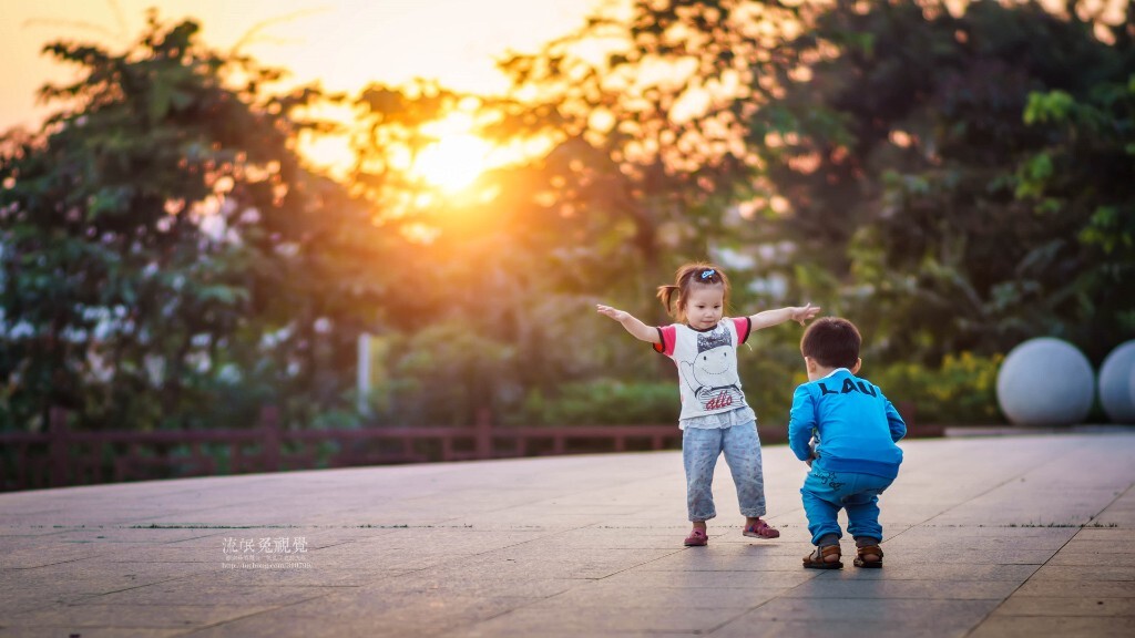 还记得那天夕阳下两小无猜的我们笑得如此开心,那逝去的童年时光,到如今还存在我的记忆里...