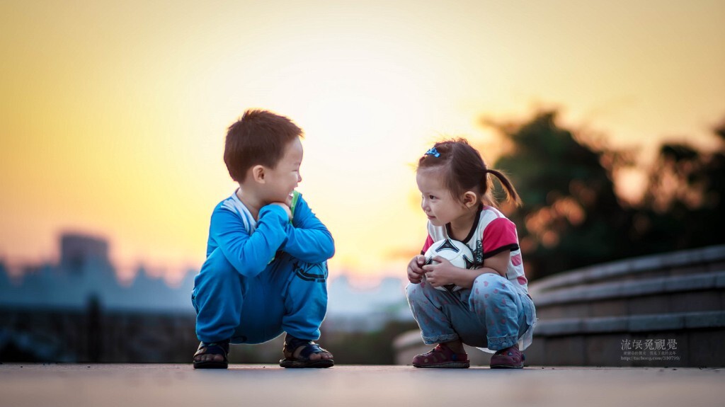 还记得那天夕阳下两小无猜的我们笑得如此开心,那逝去的童年时光,到如今还存在我的记忆里...