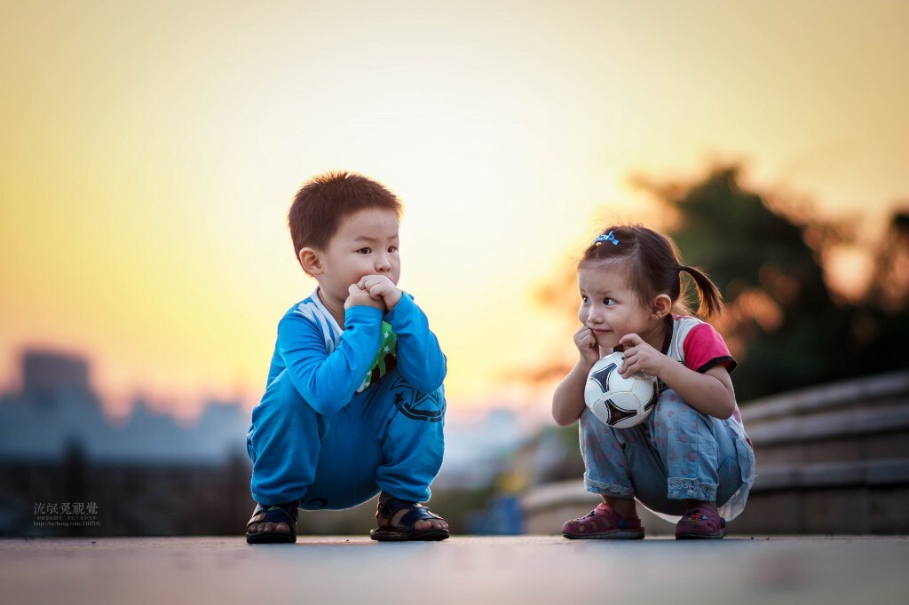 还记得那天夕阳下两小无猜的我们笑得如此开心,那逝去的童年时光,到如今还存在我的记忆里...