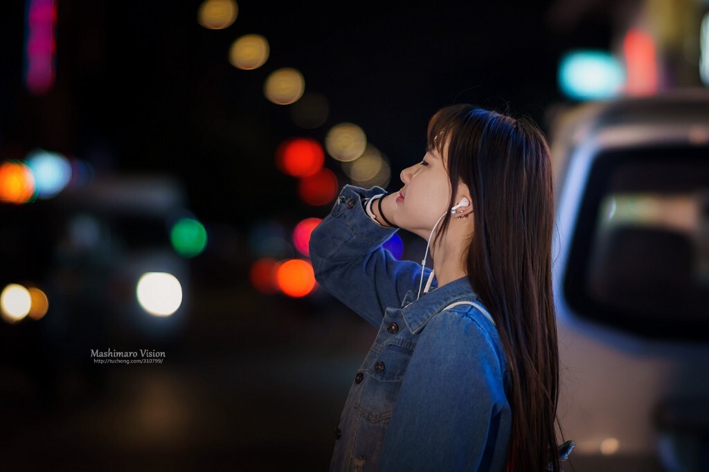 再回首背影远走<br />
再回首泪眼朦胧<br />
留下你的祝福<br />
寒夜温暖我