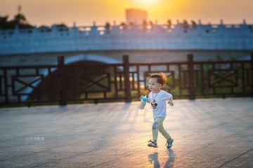 阳光里奔跑的小男孩