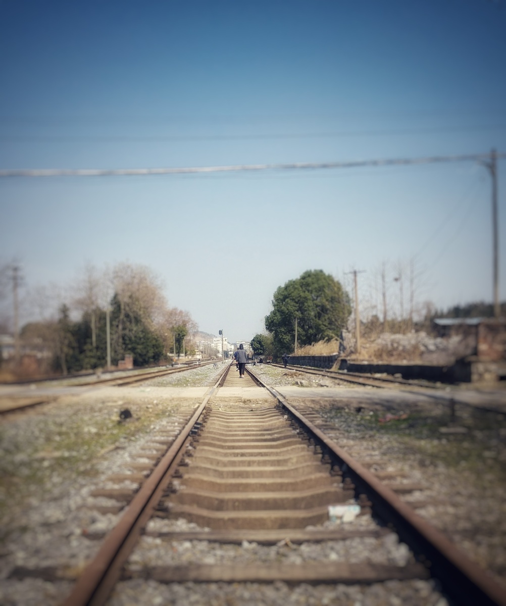 铁路上的行人背影