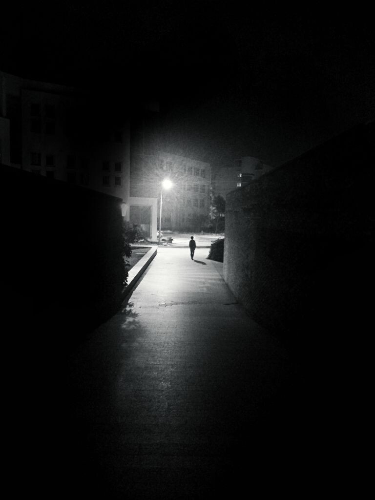 路灯下的行人<br />
PS Mobile
