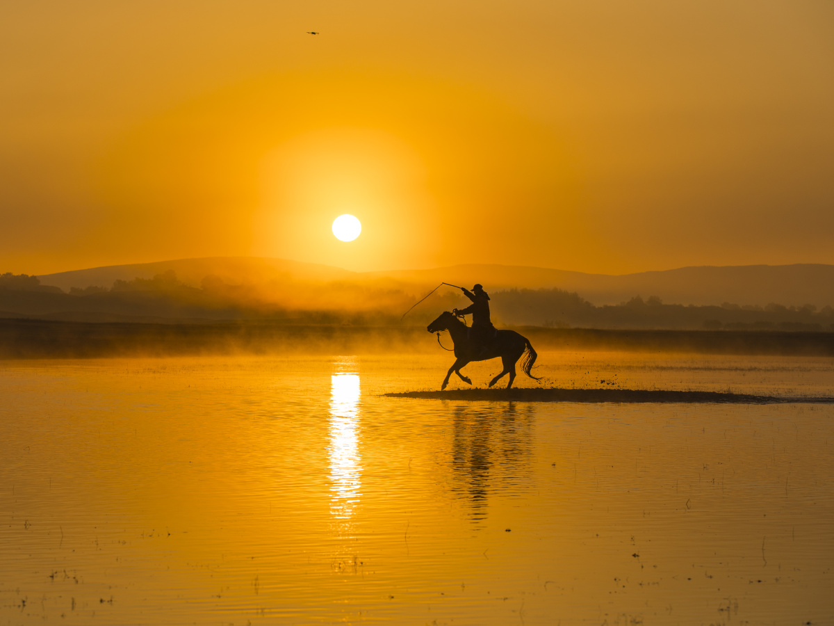 策马扬鞭内蒙乌兰布统
