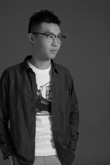 半身像黑白-何心