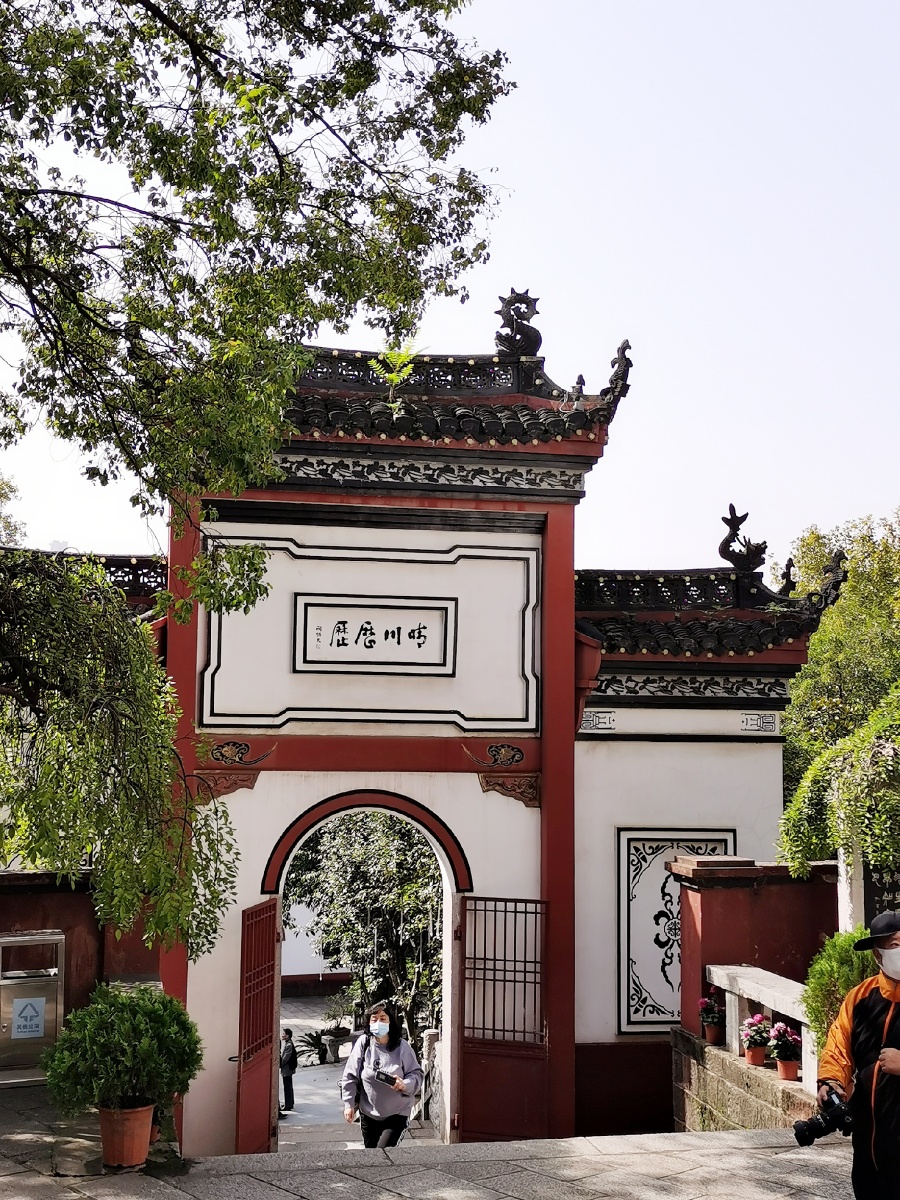 晴川历历汉阳树芳草萋萋鹦鹉洲楚天第一名楼的晴川阁位于武汉市汉阳