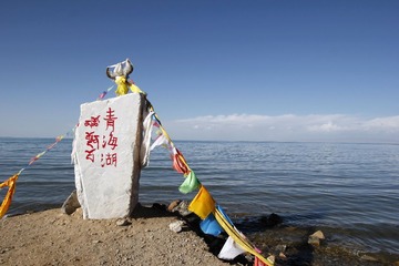 青海湖边藏民立的石头