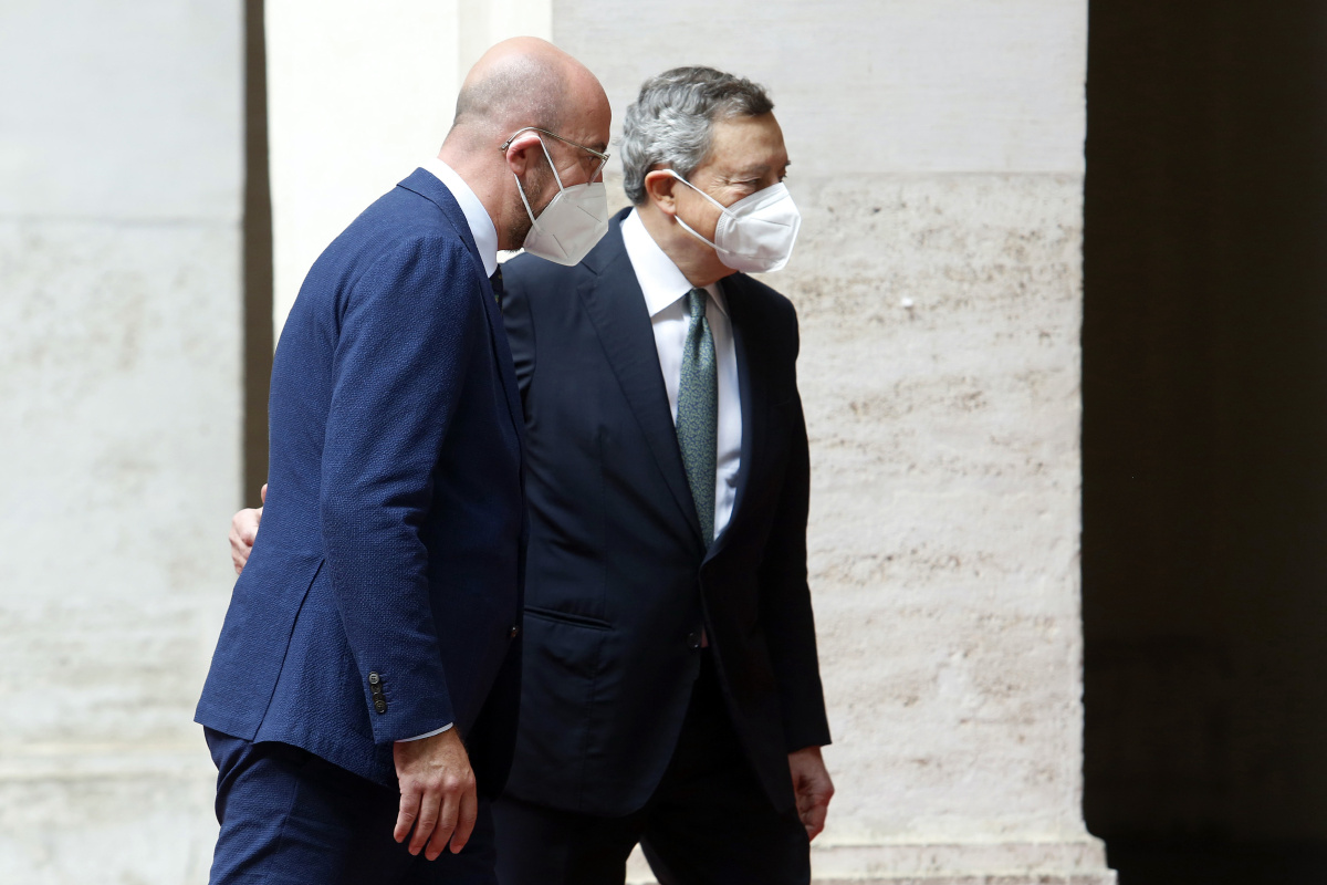 街拍人物在阳光下的影子