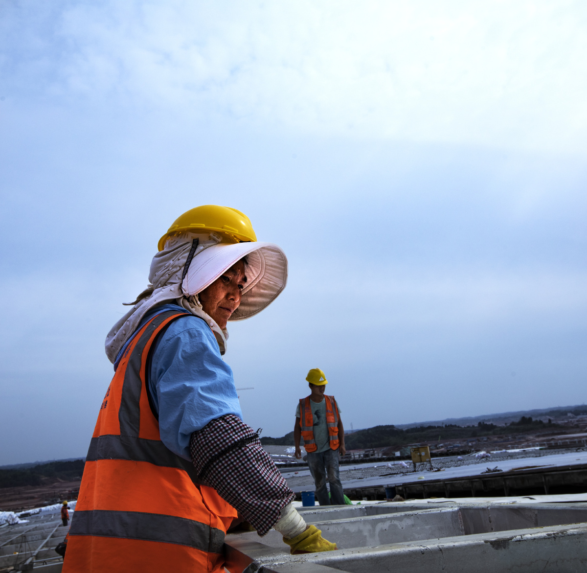夏天的午后骄阳似火酷暑难当她们任然坚守