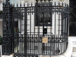 第五大道第80街至古根海姆之间的MARYMONT SCHOOL的门SDC16759.JPG