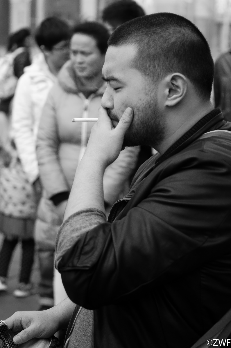 爷们我抽支烟,深沉下.