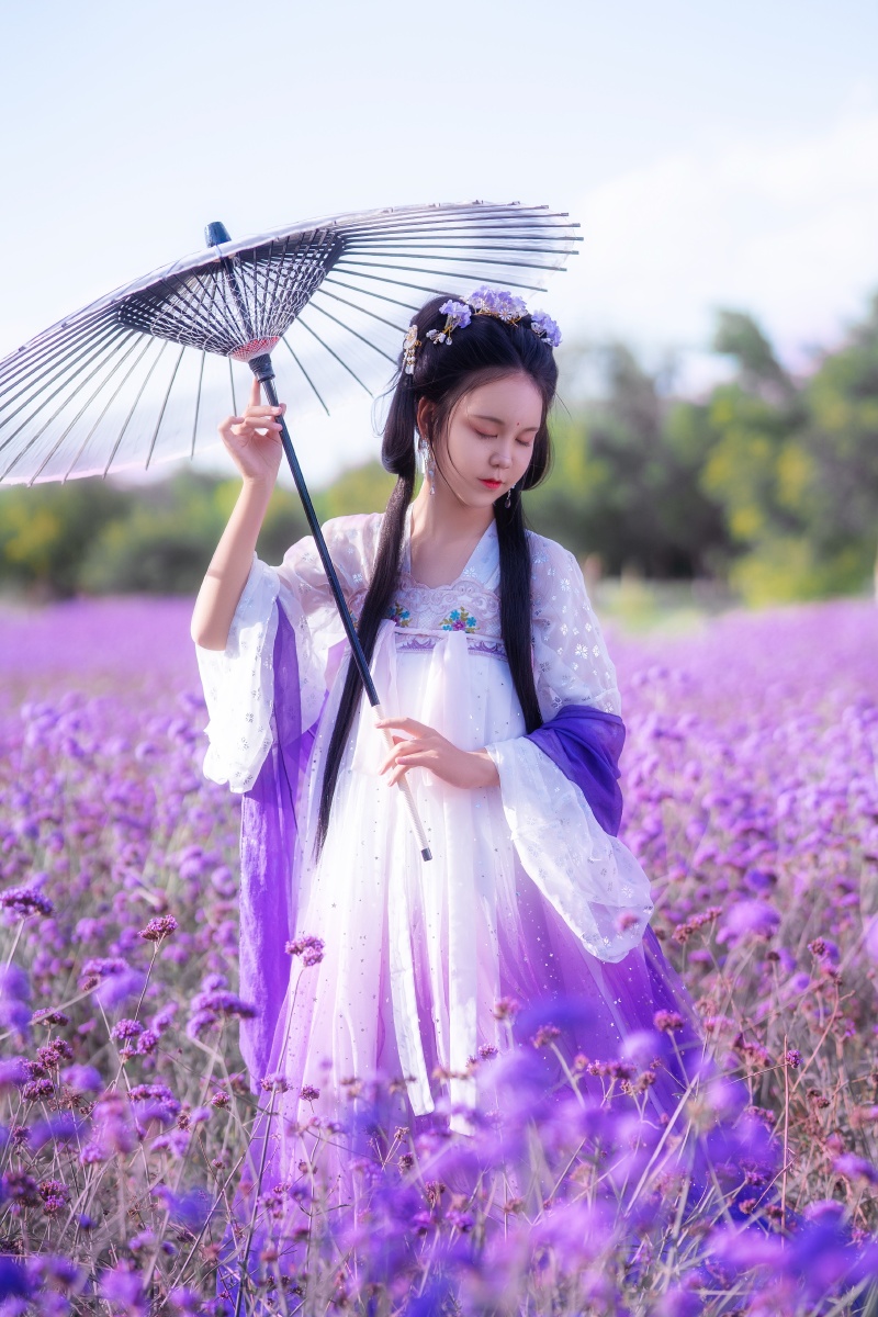 紫色少女难得西北地区有这么大片的薰衣草