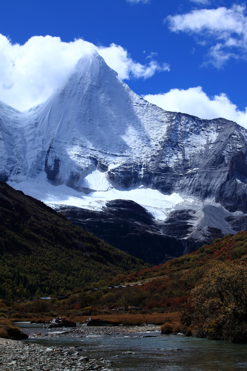 亚丁央迈勇二 br />