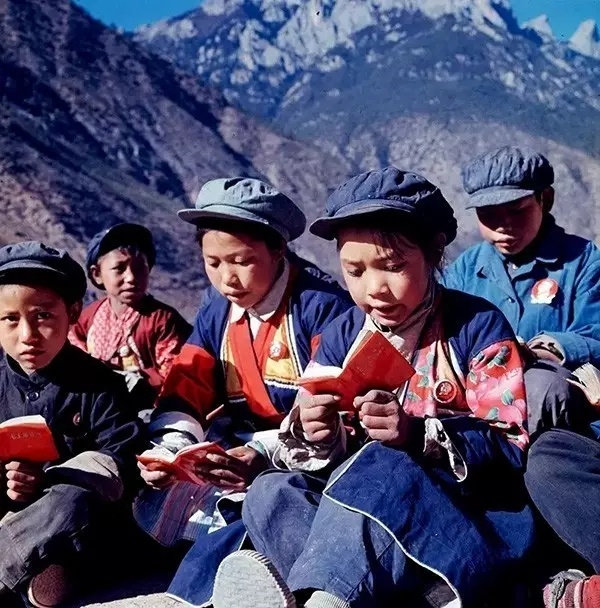上世纪70年代,无与伦比的照片 1970年,云南中甸,新联大队的少年在阅读