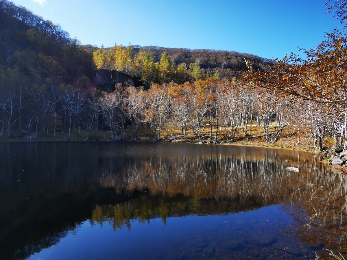 银环湖俗称小天池雪山飞狐拍摄地当地有个传说说大天池只出不进没有
