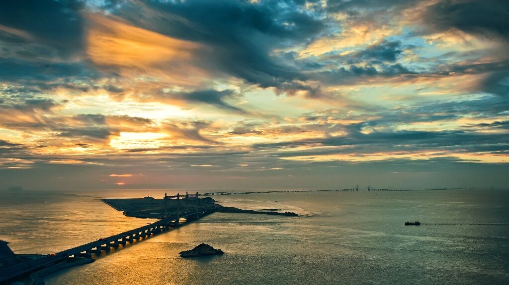 东海大桥<br />
海上的夕阳，总是能给人惊喜。。。虽然那天的天气不算是最好的。。但是夕阳依旧给力。。