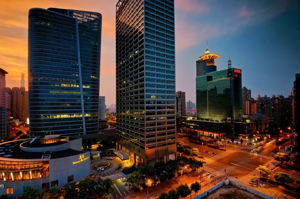 浦东一景<br />
昨天的夕阳很出乎意料啊。。临时拍的一张，角度不太好