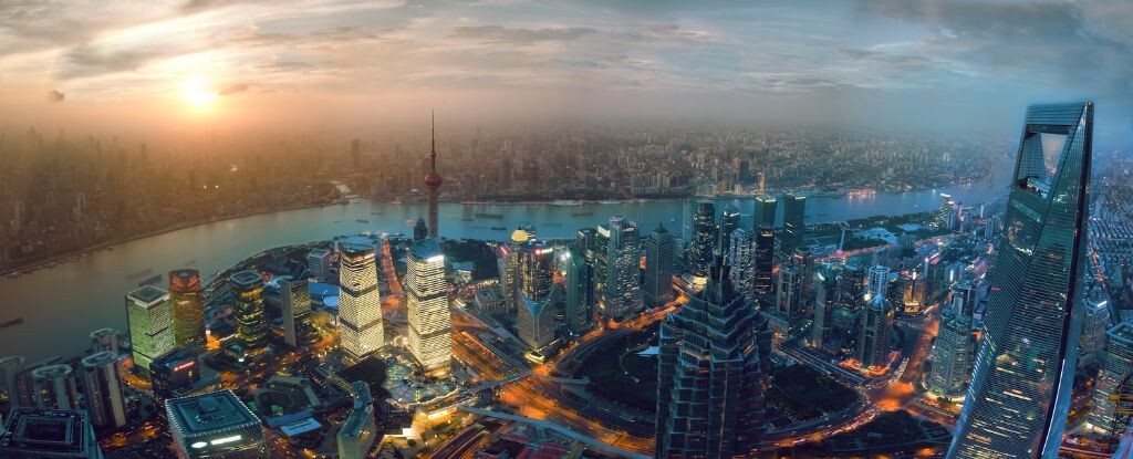 上海中心视角<br />
浦西的夕阳是竖拍6张的全景接片，浦东的夜景也是竖拍6张接片，然后将2张合成，由于没有脚架，修了N久的一张片子。。。虽然仔细放大看还是有点瑕疵。。。不过自己还是算挺满意了。。至少是我想表达的。