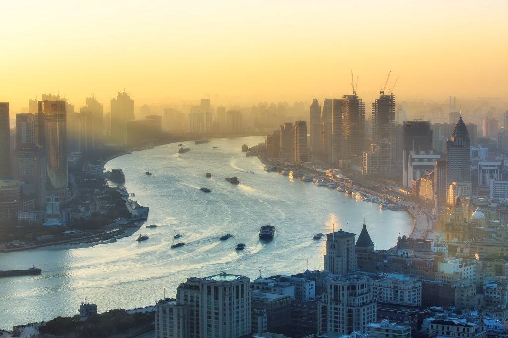 2015的第一张照片。。拍于1月1日晨，经历了史上最惨痛跨年的外滩，迎来了2015年的第一束阳光，上海加油 —— 一切都会好起来。。
