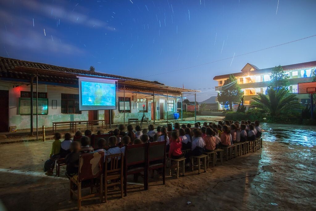 云南省 文山州 平坝乡 者安小学， 为期2周的云南支教行，自带设备为孩子们播放露天电影，满天的星星，皎洁的月亮，身边还有萤火虫飞来飞去，成就感瞬间爆棚