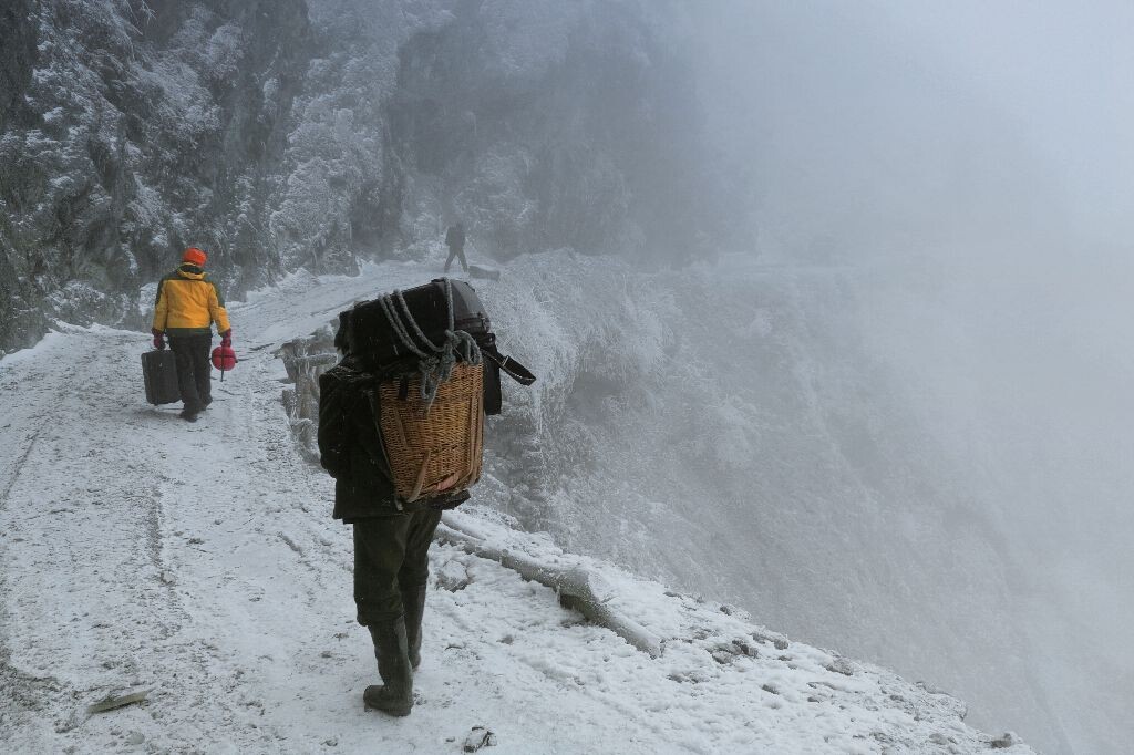 上山的路,因为路都被挖断了,所以只好背着设备上山