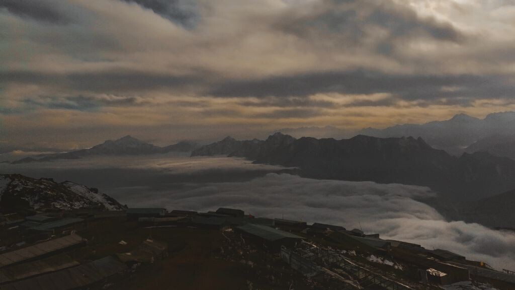 夕阳下,现在山顶看下去的景色