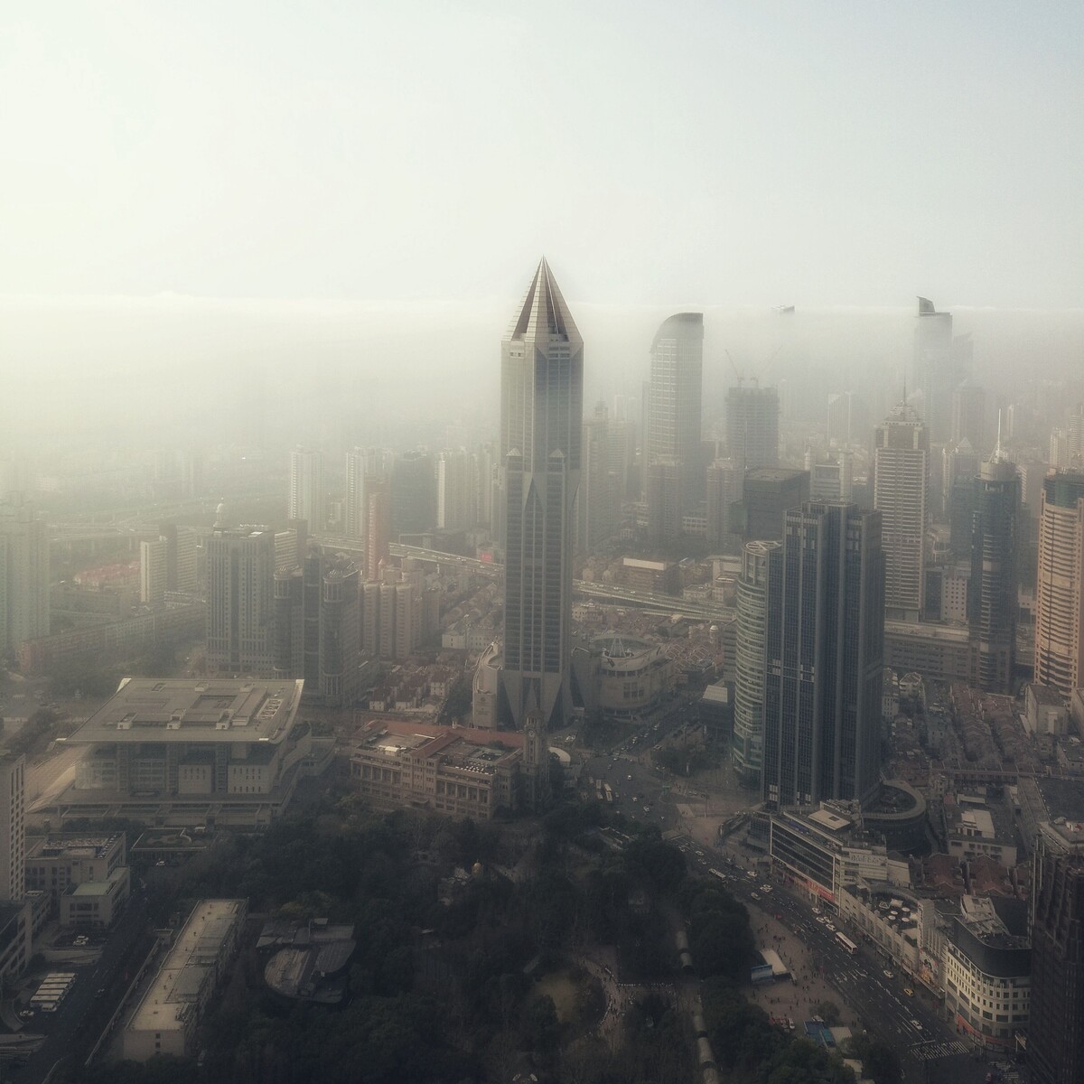 建筑刺破云雾，露出来了尖顶