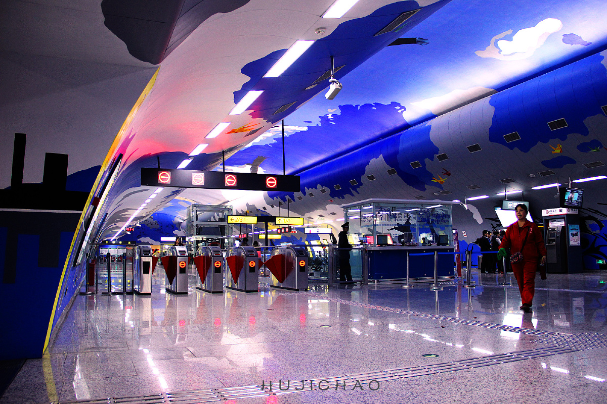 img_2297副 br /> 烈士墓站 真心很赞 我最爱的蓝紫色主题 还有涂鸦