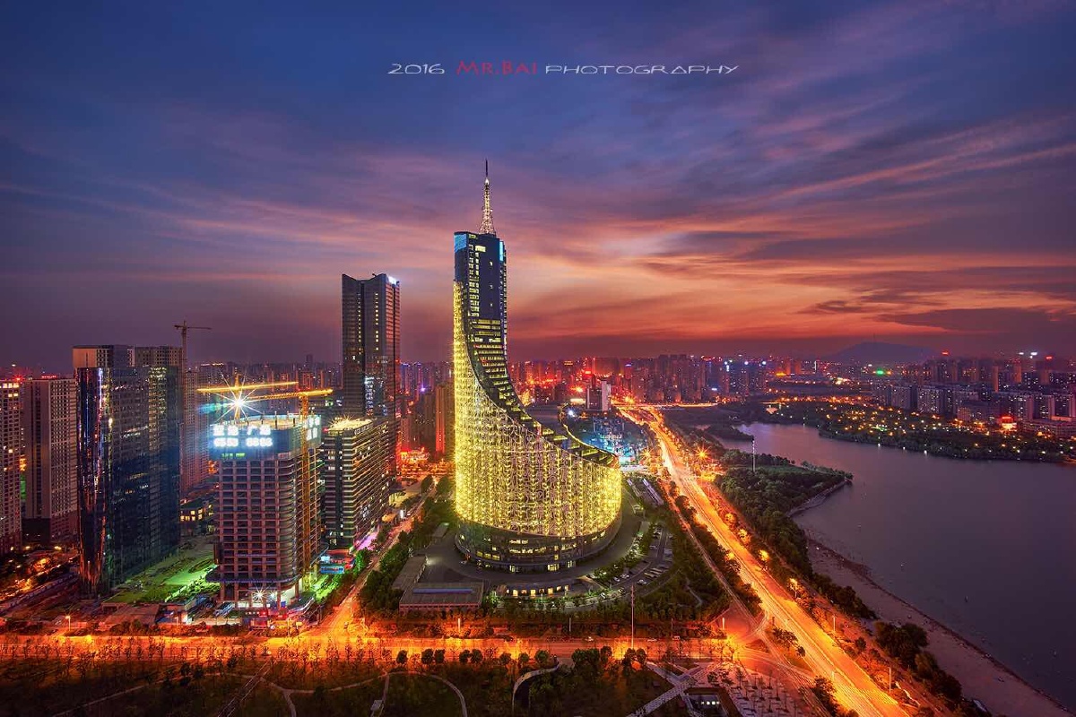 广电中心的日与夜