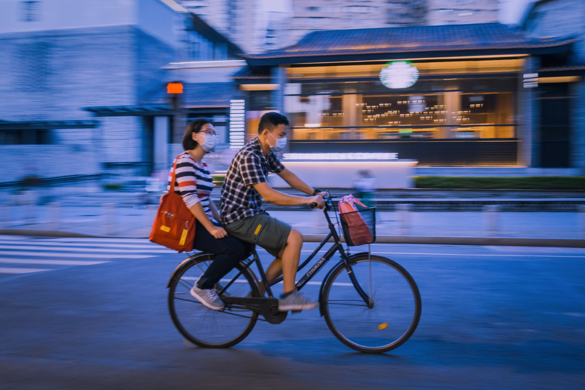 浪漫骑着凤凰牌老单车送你回家