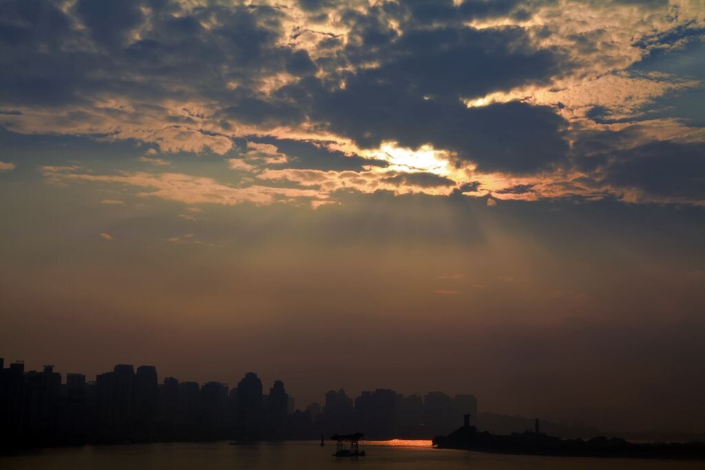 圣光<br />
PM2.5 爆棚时的景象，上帝一直在。