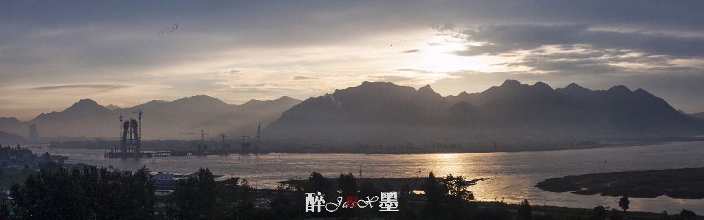 <br />
朝霞<br />
清晨5点的时光。