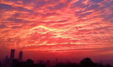 2013年1月20日傍晚，阴沉多日的贵阳上空出现壮美晚霞（石开银 摄）