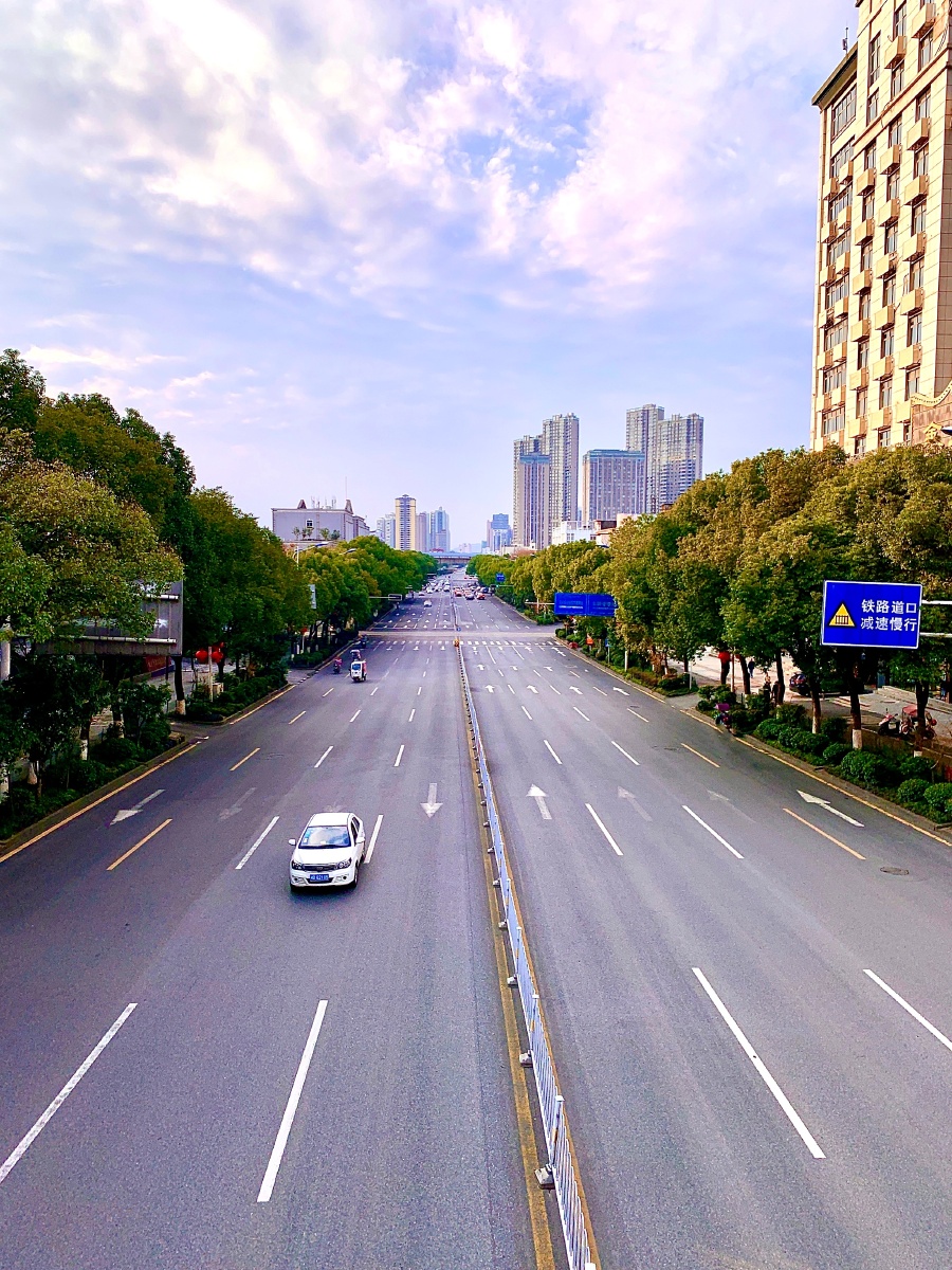 畅通(春节期间难得的城市交通状况)