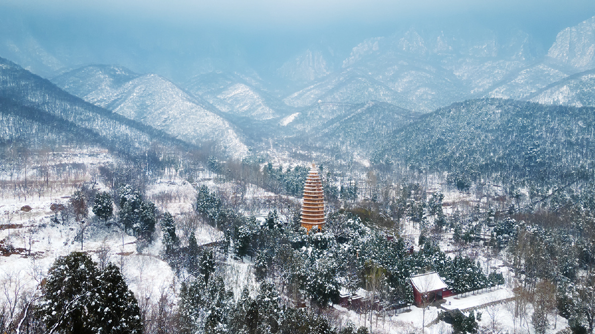嵩山表里千重雪古寺上下万年辉