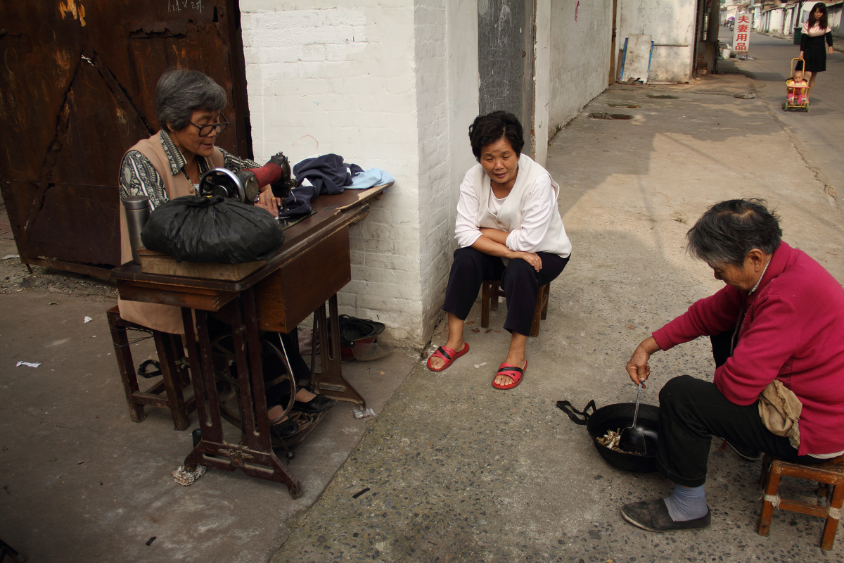 围坐聊天的老奶奶们.右一奶奶做的石凉粉曾被评为信阳十大美食.