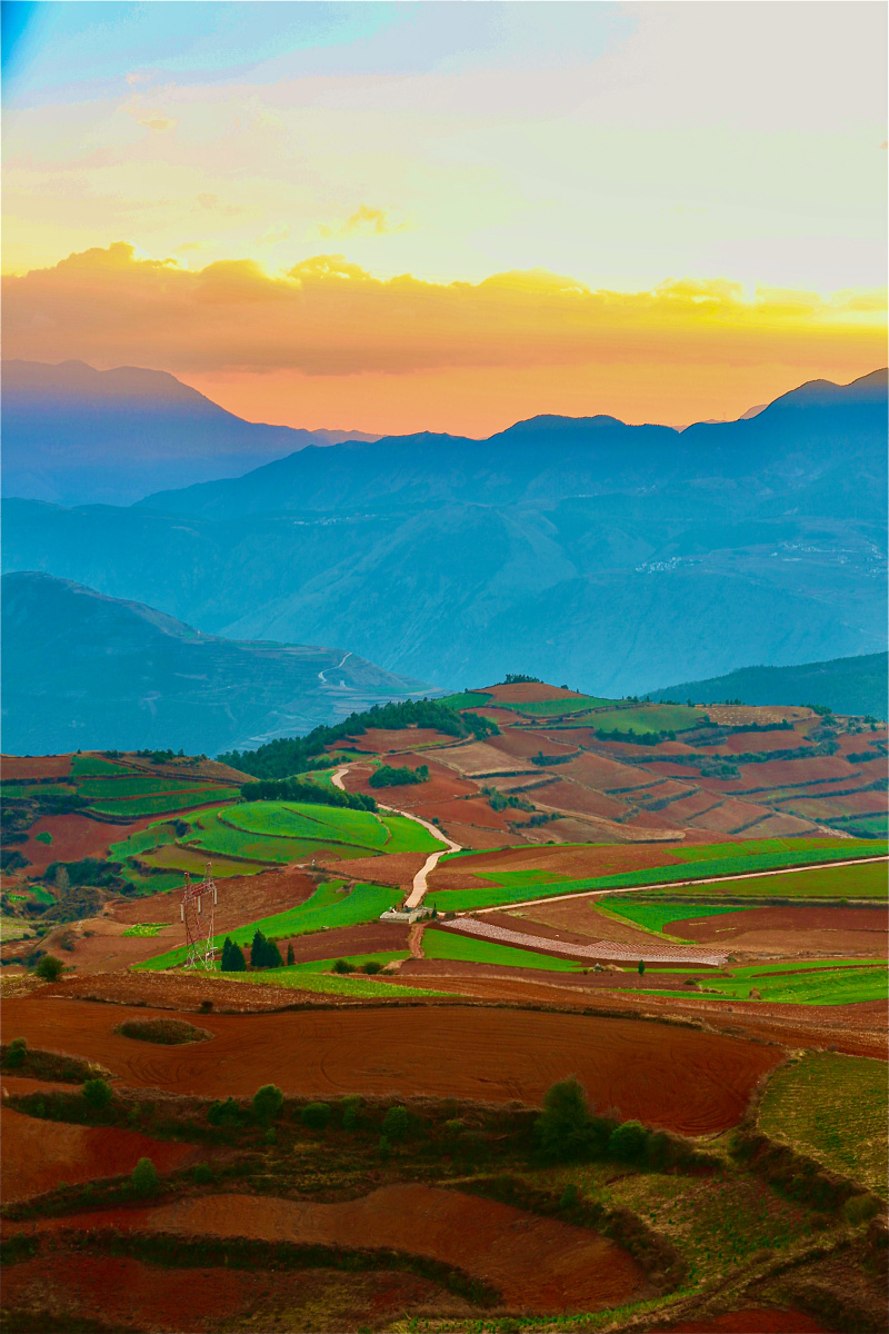 东川红土地日出