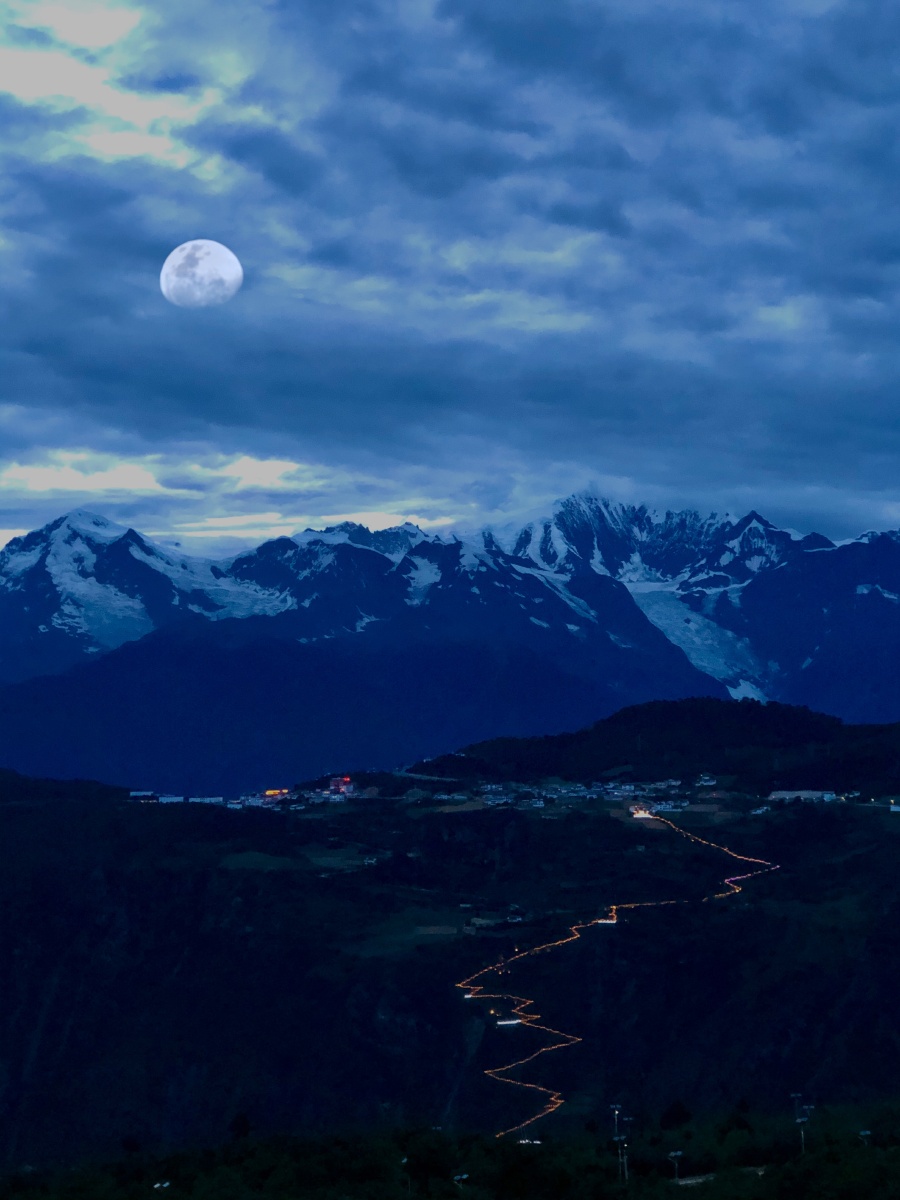 夜色中的梅里雪山