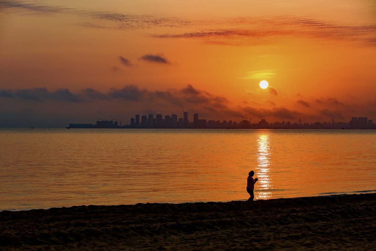 拍日出摄于海口假日海滩