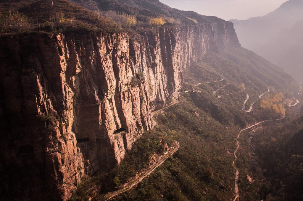 摄于河南新乡郭亮村。悬崖上的路是人工一斧头一斧头凿出来的。