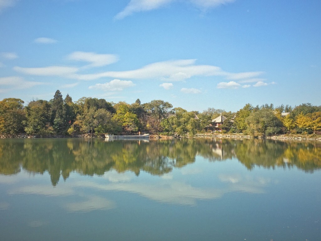 10. 我学习和生活的燕园，入秋后更加绚丽了。@北京大学未名湖