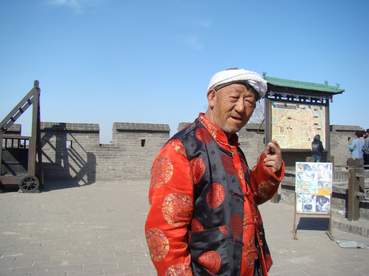 当天城墙上唯一的人 br /> 这位山西大爷够山西范儿——白白的头巾