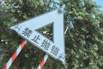 768943