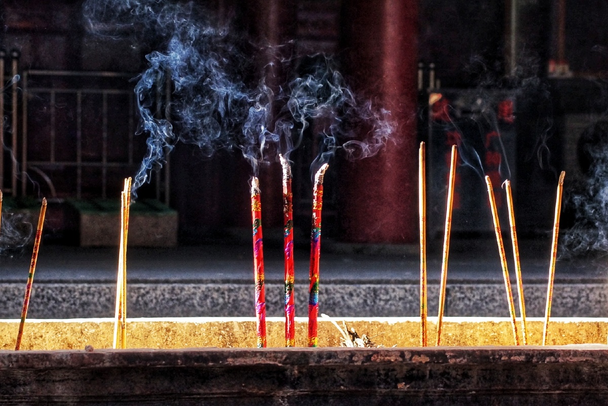 庙堂禅院祈福地,鞠躬叩首上高香.