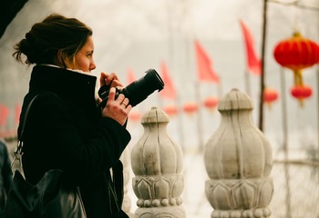 《拍风景的风景》
摄于北京后海。零下5度，这位女士面对后海冰面上溜冰的人群若有所思，她在拍风景，而我拍下了她。